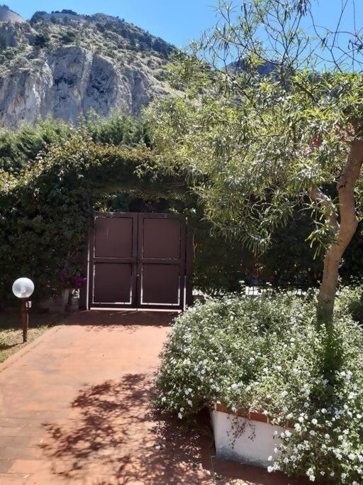 Appartamento in villa con piscina Palermo Esterno foto