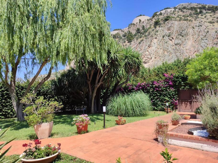 Appartamento in villa con piscina Palermo Esterno foto